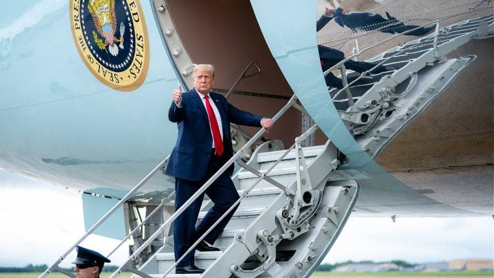 O presidente Donald J. Trump dá um sinal positivo na quinta-feira, 10 de setembro de 2020, na Joint Base Andrews, Maryland, ao embarcar no Air Force One para sua viagem a Michigan.