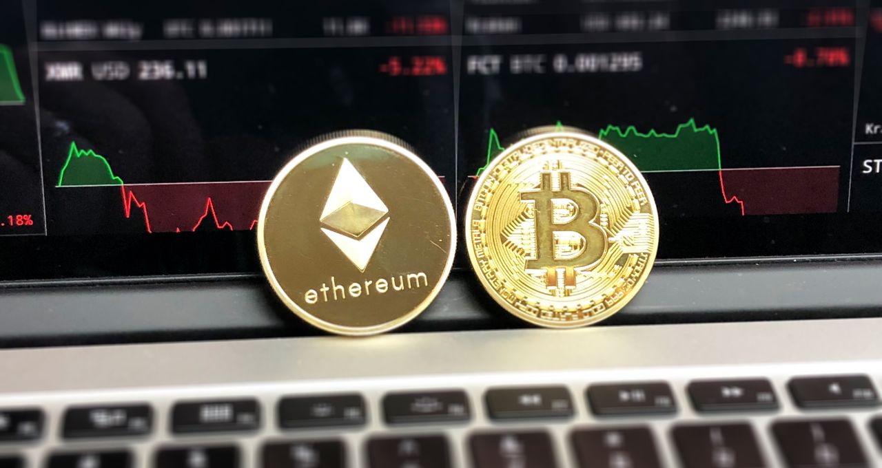 Criptomoedas em frente a notebook