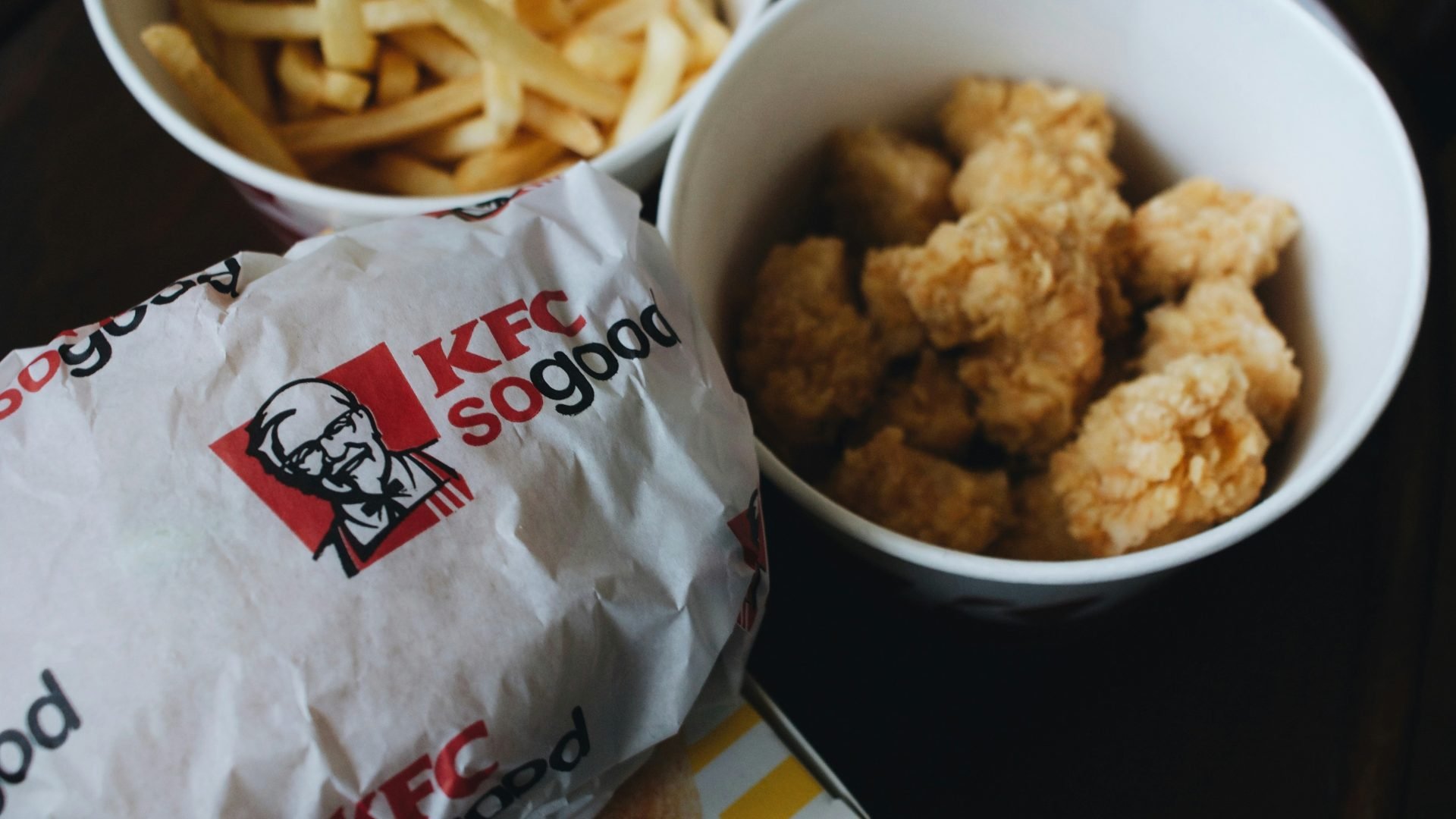 Lanche de frango e babatas do fast food KFC