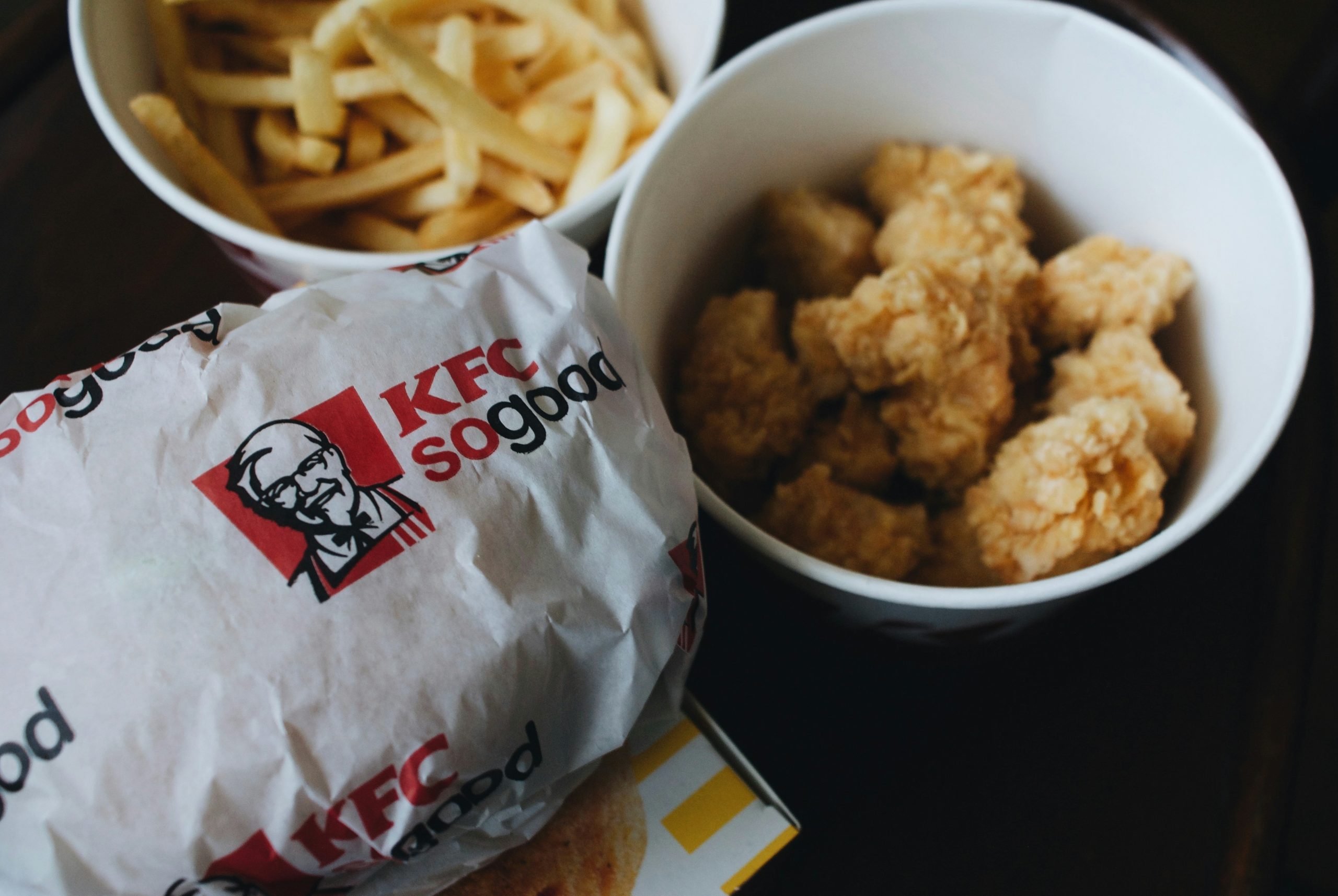 Lanche de frango e babatas do fast food KFC