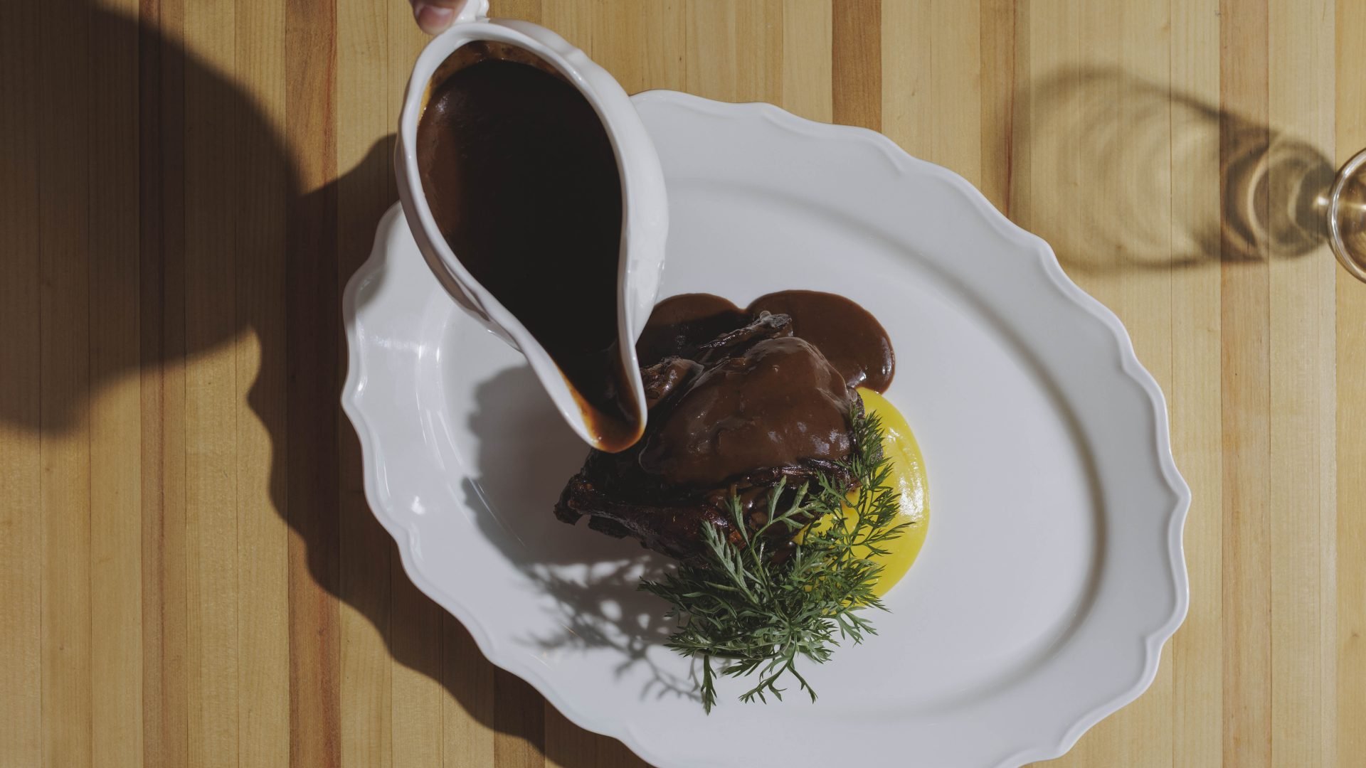 Galeto ao falso molho pardo, cogumelos e purê de mandioquinha, novidade no menu d'A Baianeira MASP