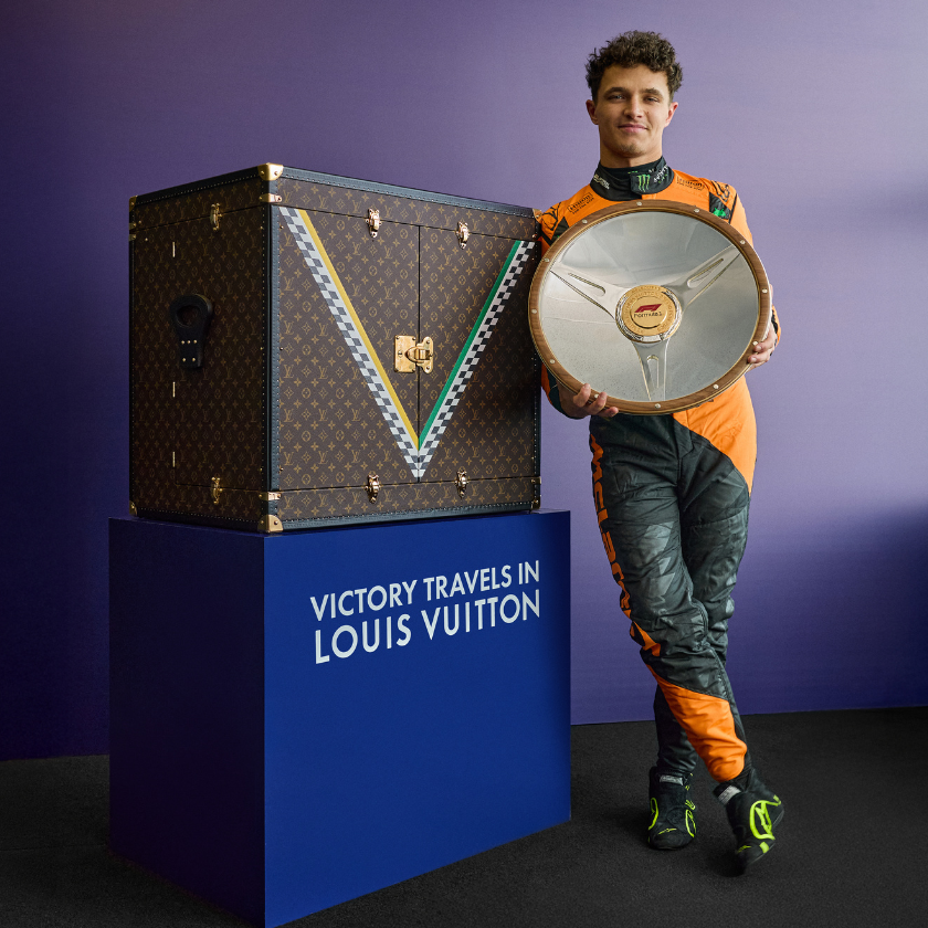 Lando Norris com seu troféu ao lado do Trophy Trunk Louis Vuitton