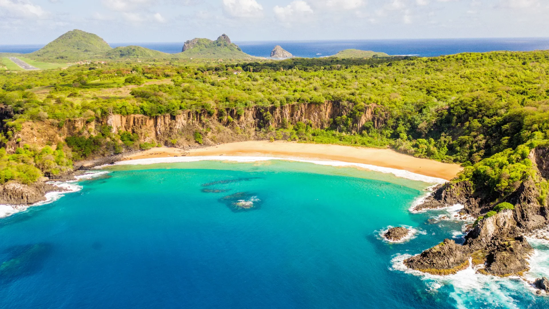 Baía do Sancho, em Fernando de Noronha (PE)