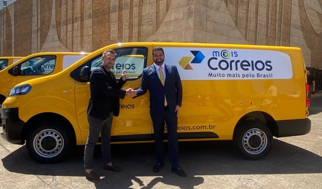 Luiz Pavão, CEO da Infracommerce, e o presidente dos Correios, Fabiano Silva dos Santos, confirmam parceria e apresentam a marca Mais Correios