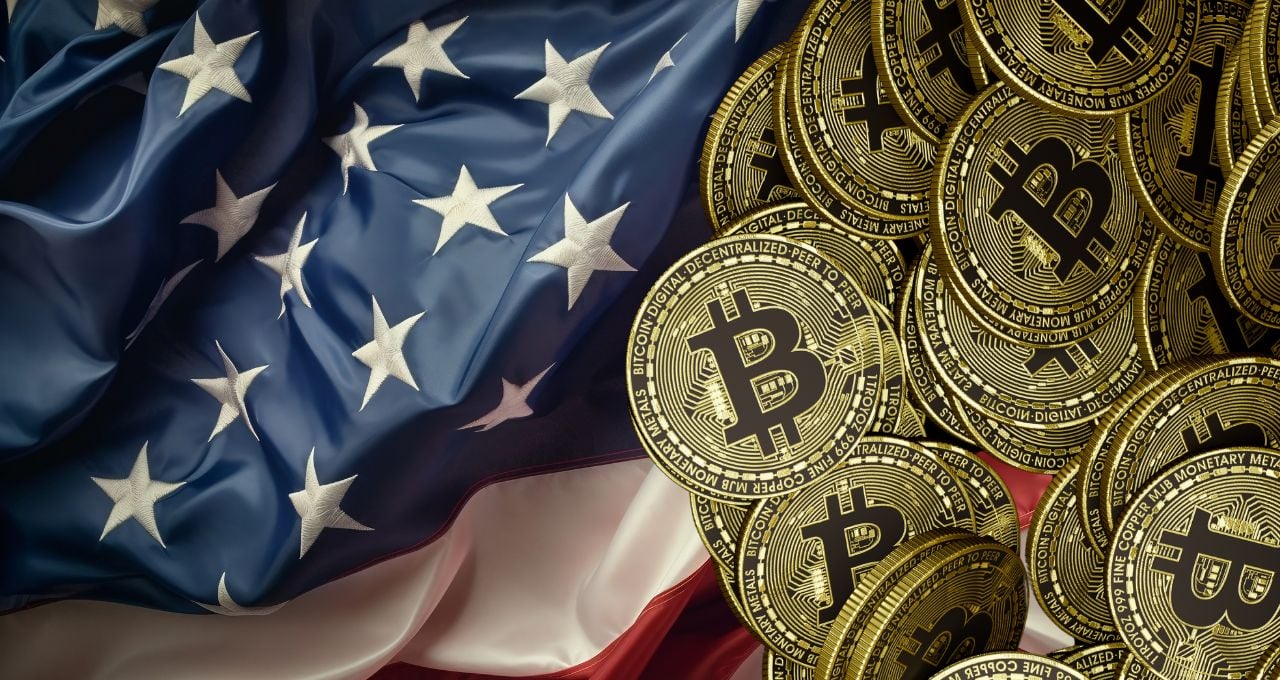 Bitcoins (BTC) por cima da bandeira dos Estados Unidos