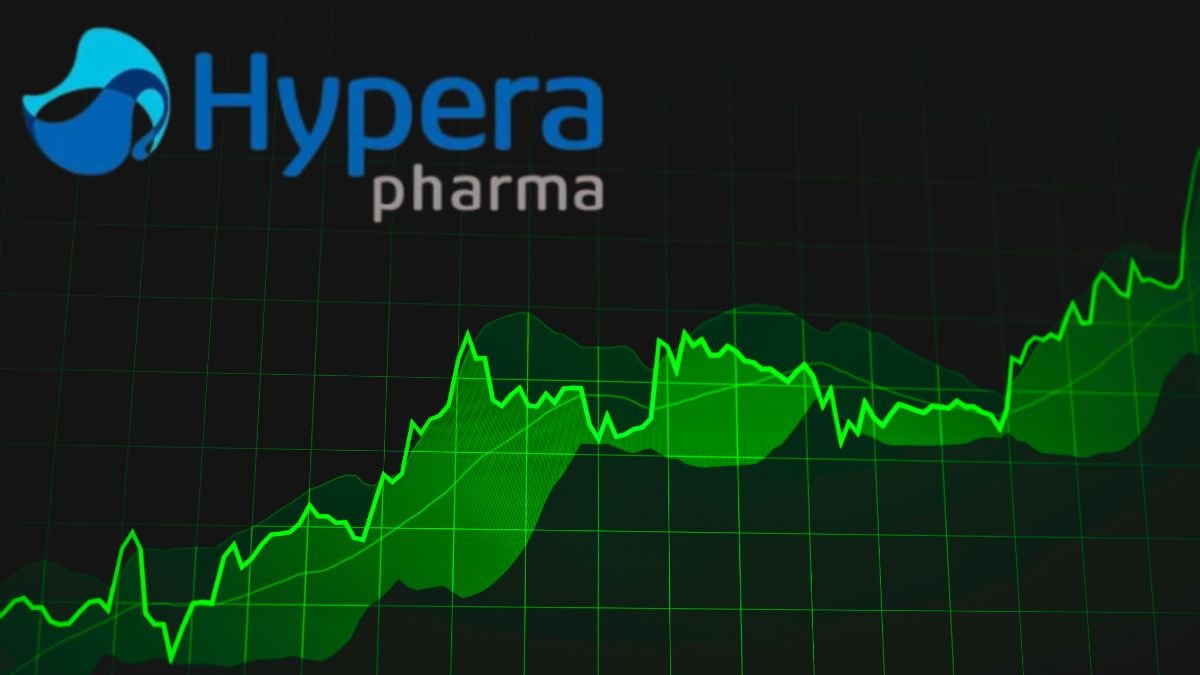 Montagem de um gráfico de ações de fundo preto e linhas verdes, com o logo em azul da Hypera no canto superior esquerdo