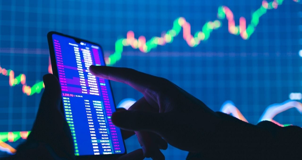 Celular mostrando investimentos