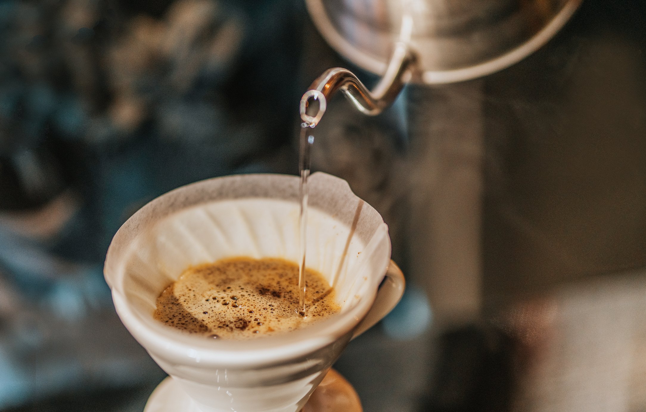Existem vários tipos de coadores, como o V60, da marca japonesa Hario, ou o brasileiro Koar