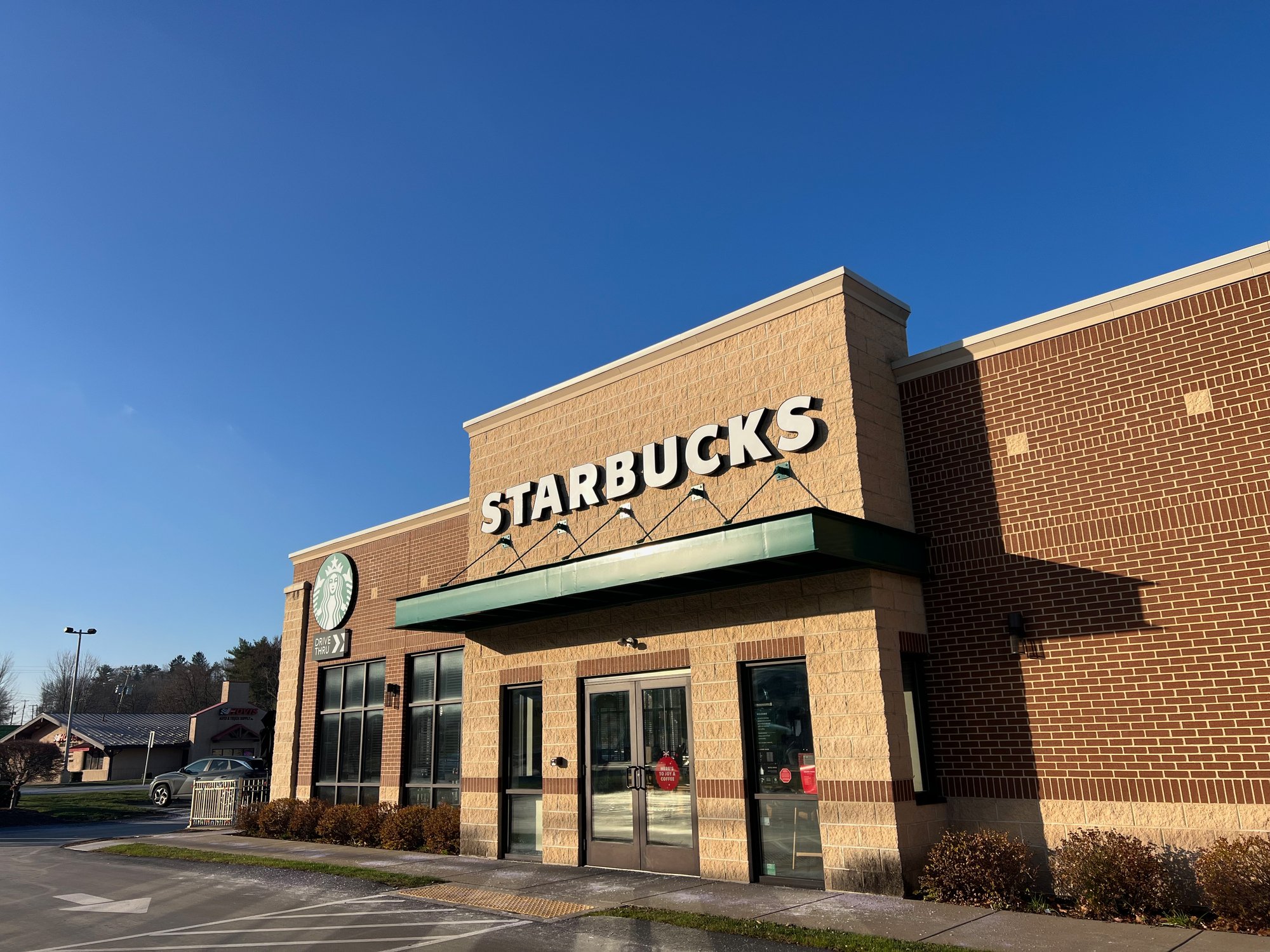 A Segunda Onda, a partir dos anos 1970, introduz discussão sobre qualidade, origens e frescor da matéria-prima, aliada à popularização do consumo de café, liderado por redes como a Starbucks