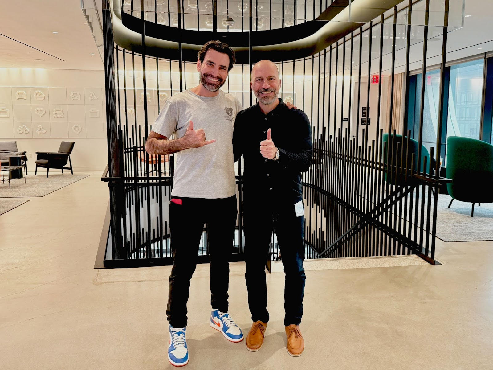 O CEO do iFood, Diego Barreto (à esq.), e o CEO do Uber, Dara Khosrowshahi