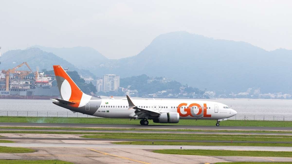Foto de aeronave da GOL (GOLL4) adesivada com o logo atual da empresa
