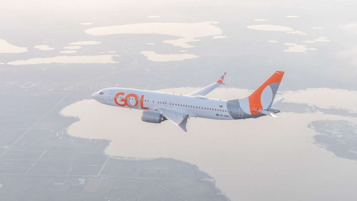 Foto de aeronave da GOL (GOLL4) adesivada com o logo atual da empresa