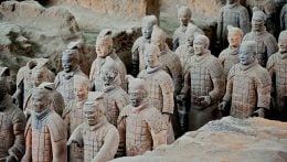 Turista danifica dois soldados do exército de terracota chinês
