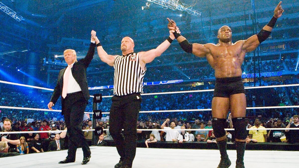 Da esquerda para a direita: Donald Trump, "Stone Cold" Steve Austin e Bobby Lashley.