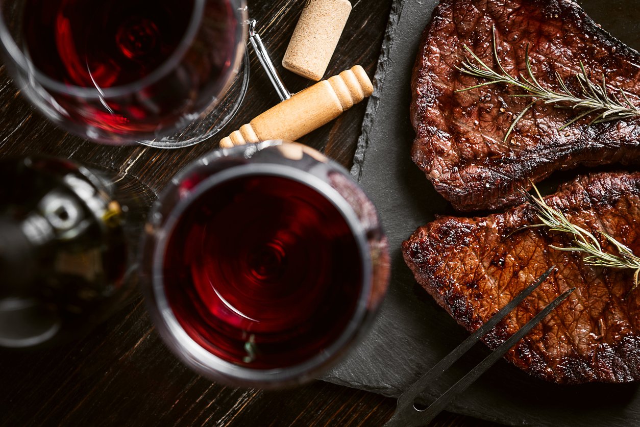 Carménère, Pinot Noir, Petit Verdot e Tannat são opções menos associadas, mas igualmente adequadas para churrascos