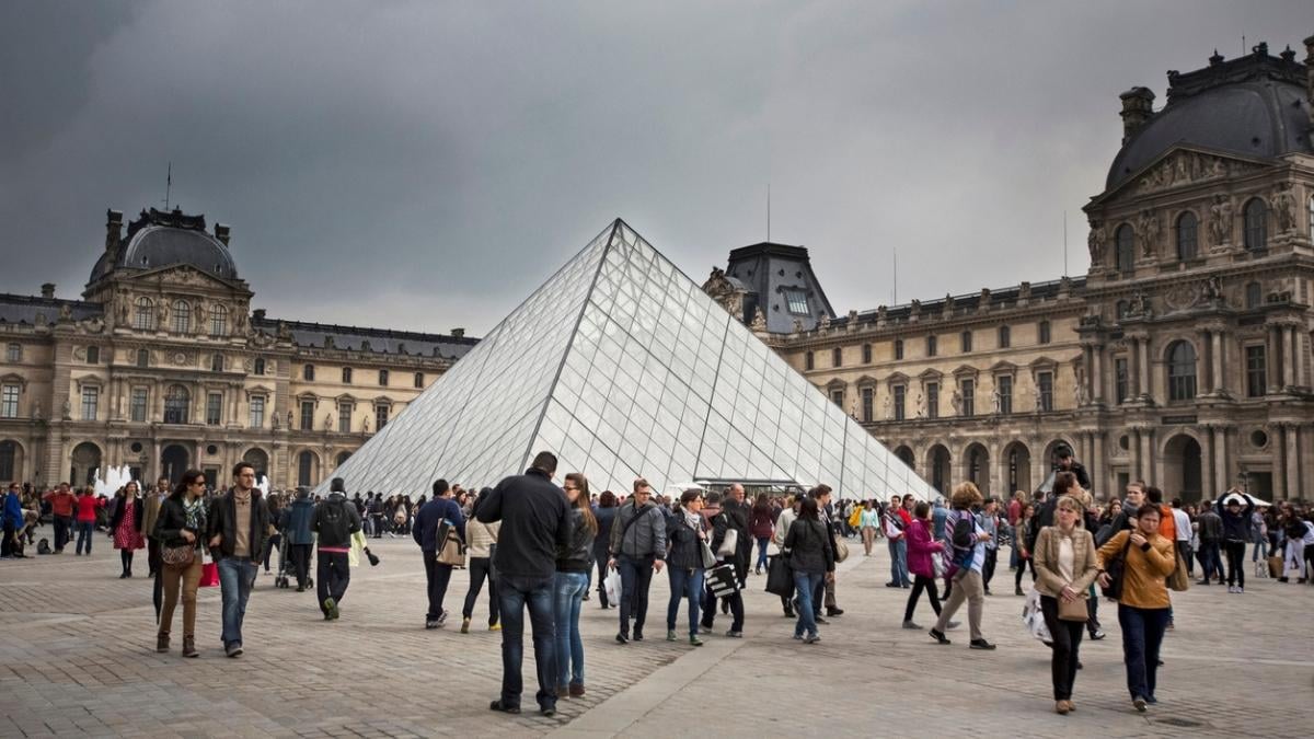 APENAS USO EDITORIAL museu do louvre paris frança turismo europa viagem viagens arte overtourism