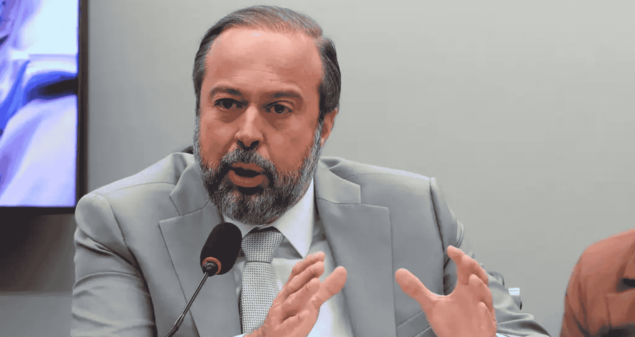 Ministro Alexandre Silveira discursa em evento.