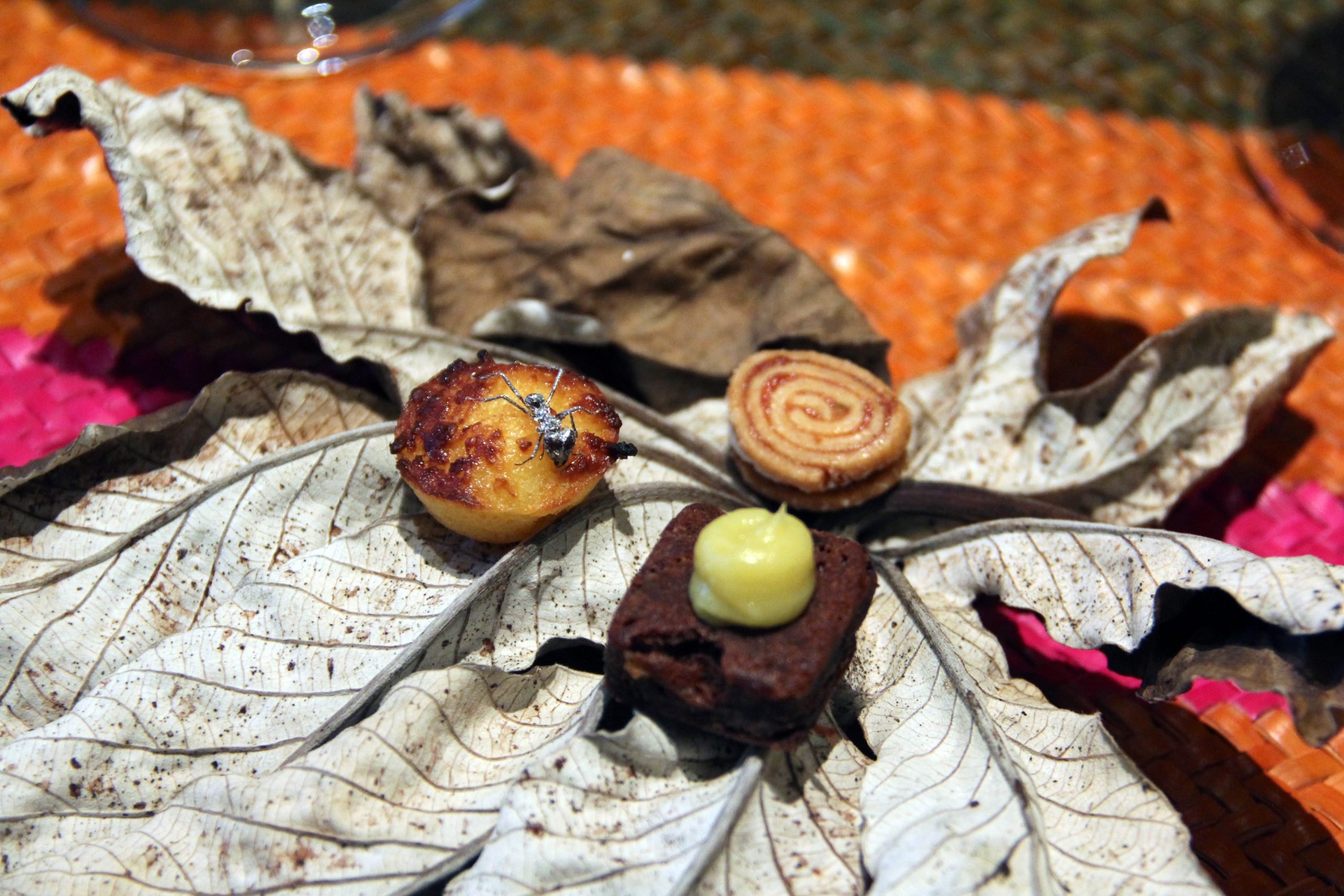 Trio de bolinhos nordestinos, que encerra o menu degustação do D.O.M.: bolo de rolo, bolo de noiva e Souza Leão