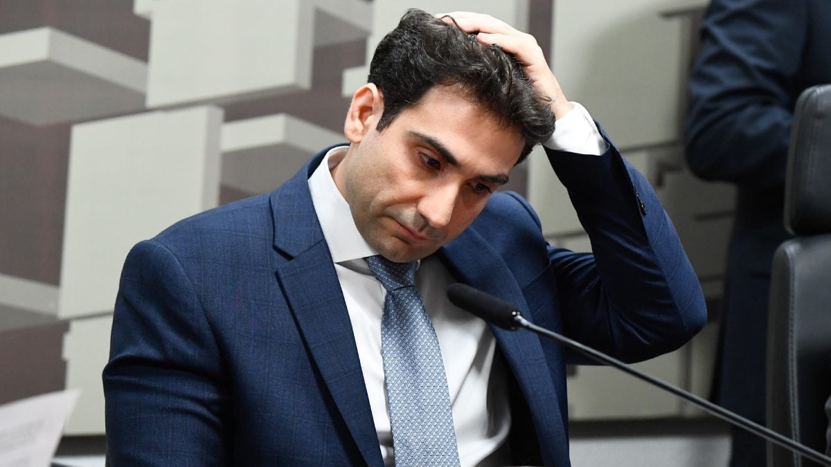 Presidente do Banco Central (BC), Gabriel Galípolo, com a mão na cabeça.