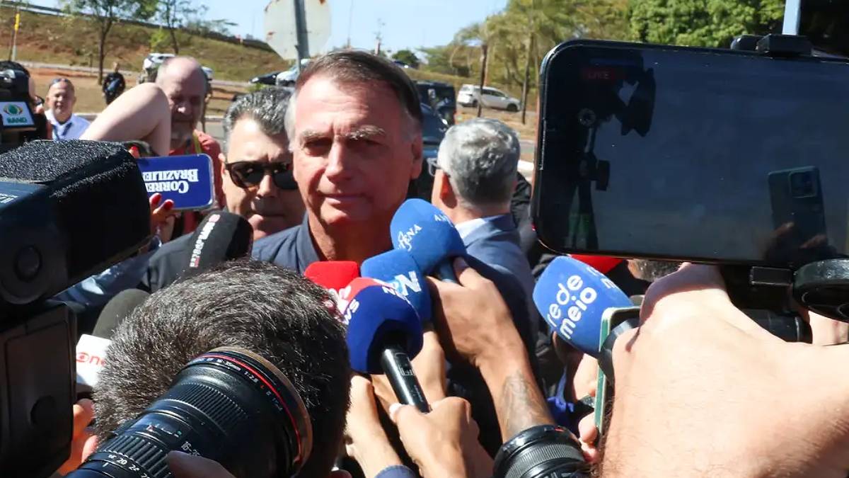 Bolsonaro fala a imprensa após colocar tornozeleira na Secretaria de Administração Penitenciária do Distrito Federal