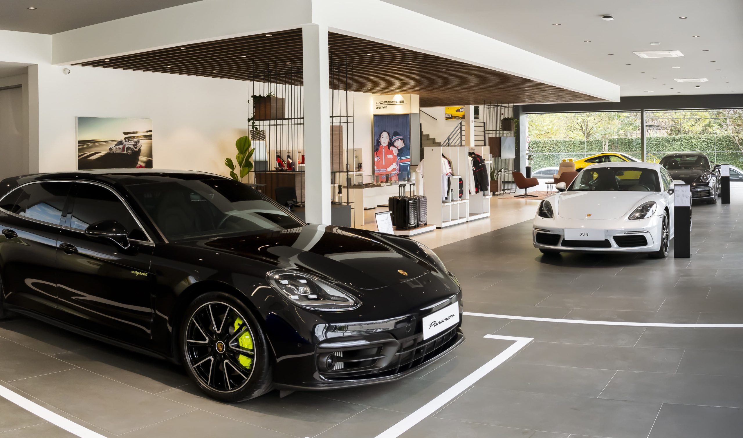 Loja Porsche com programa de seminovos certificados Approved