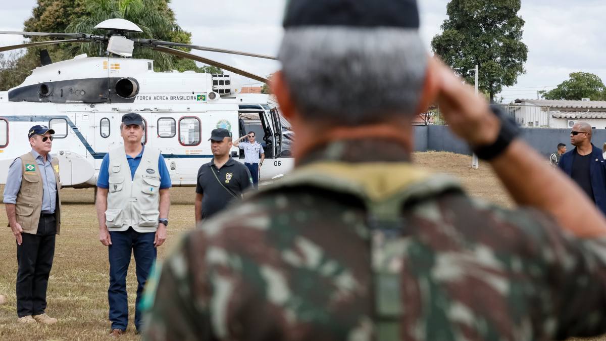 Jair Bolsonaro recebe os cumprimentos do Comandante de Operações Especiais, General-de-Brigada Mário Fernandes.
