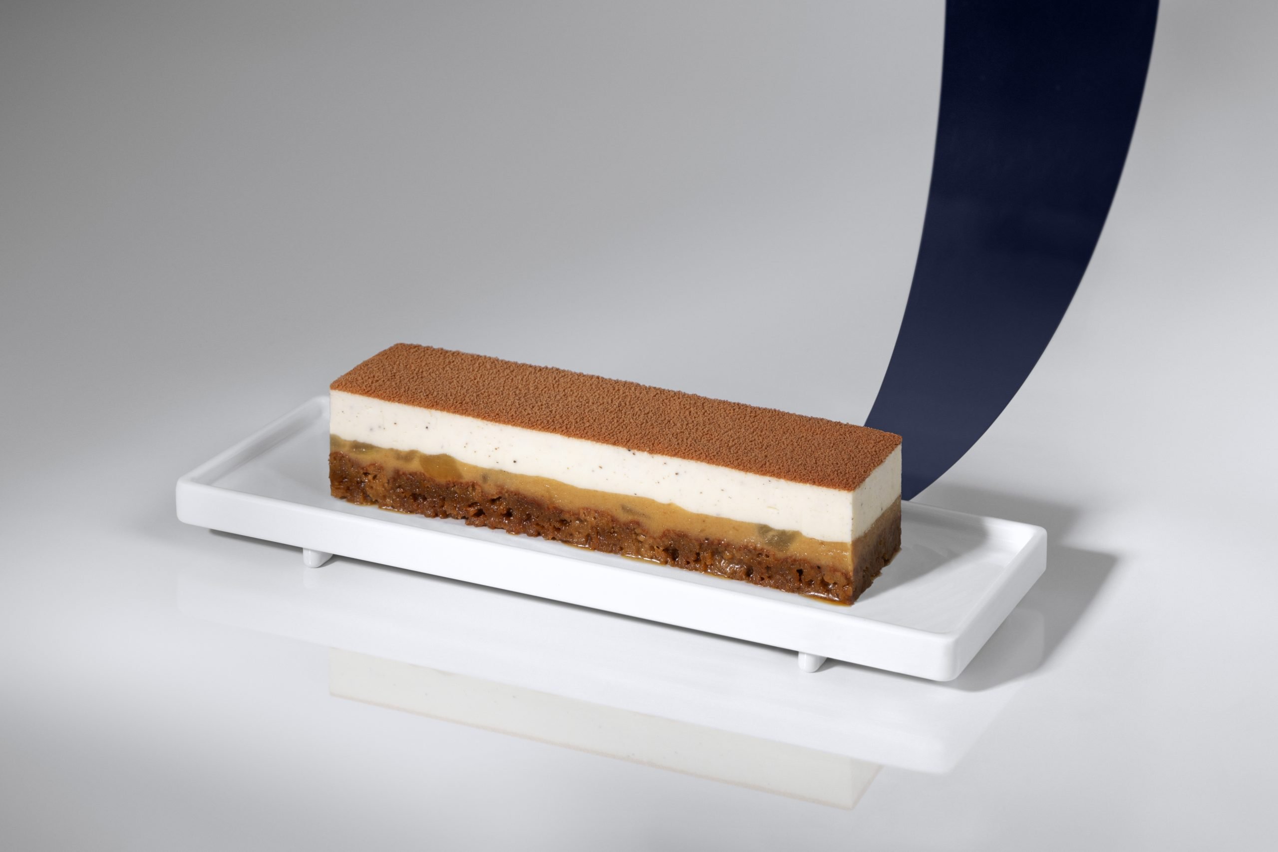 Sobremesas como o crocante de avelã com caramelo, são criações de Nina Métayer, eleita a Melhor Chef Pâtissière do Mundo em 2023