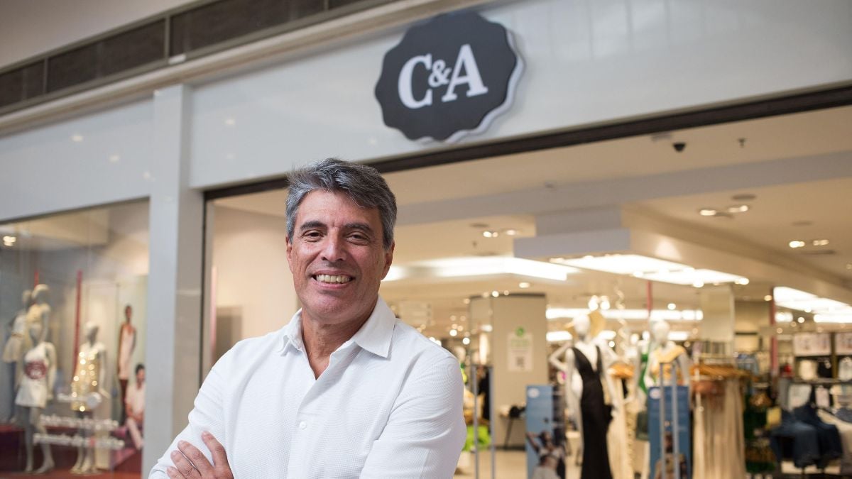 Paulo Correa, CEO da C&A, diante de uma das lojas da marca no Brasil