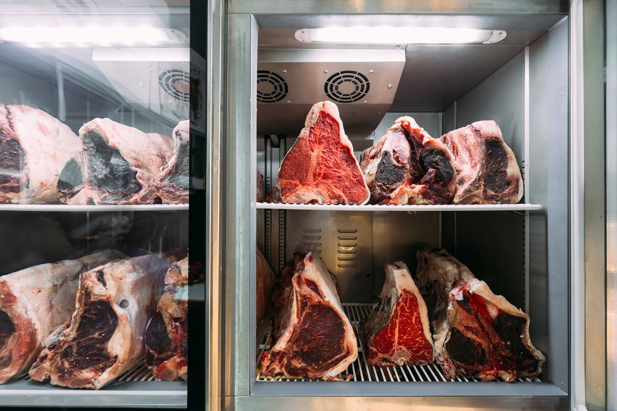 Processo de maturação a seco, o dry-aging, amacia a carne e concentra sabores intensos