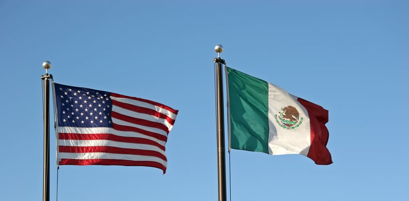 Bandeira dos Estados Unidos e México lado a lado.
